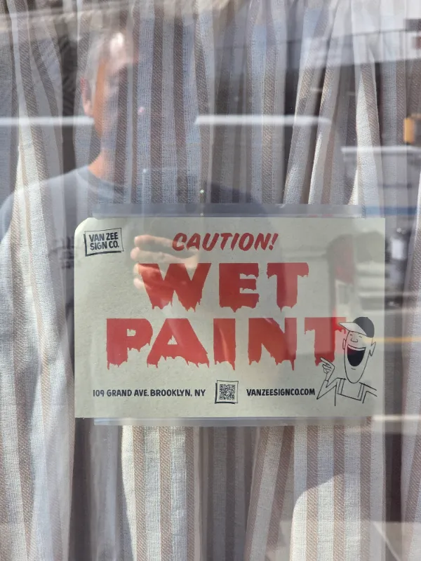 CAUTION! WET PAINT 원본 사진