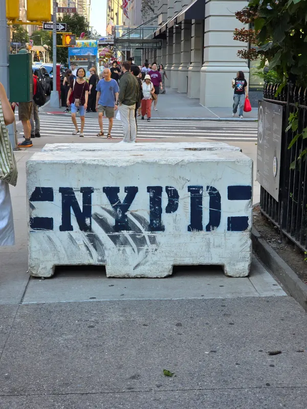 NYPD 콘크리트 블록 원본 사진