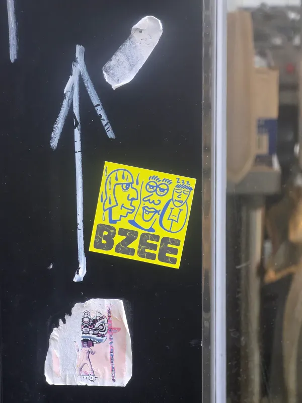 BZEE 세 얼굴 원본 사진